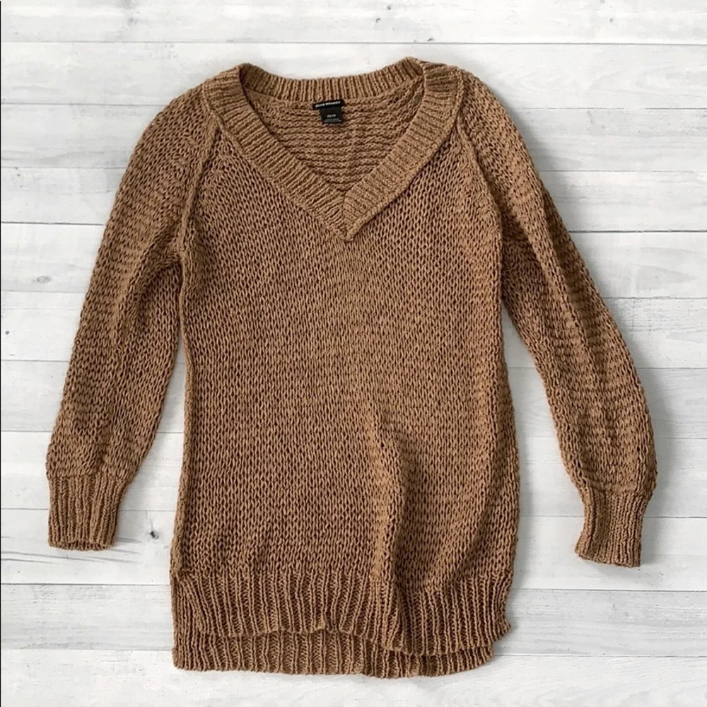 Club Monaco Woven Camel V Neck Sweater XS - Picture 2 of 3